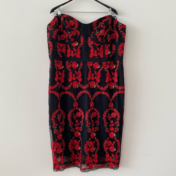 NWT - CITY CHIC Embroidered Dress - Picture 3 of 11